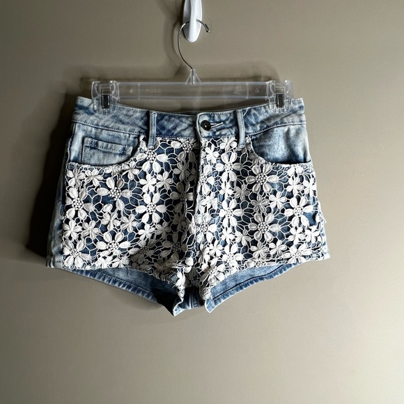 Roxy light Wash jeans shorts lace overlay size 3 - Picture 5 of 8
